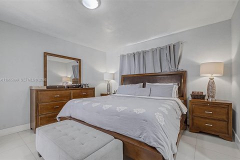 House in Miramar, Florida 3 bedrooms, 149.67 sq.m. № 2027776 - photo 8