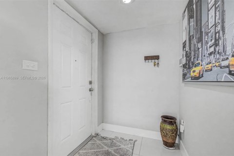 House in Miramar, Florida 3 bedrooms, 149.67 sq.m. № 2027776 - photo 4