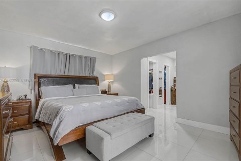 House in Miramar, Florida 3 bedrooms, 149.67 sq.m. № 2027776 - photo 9