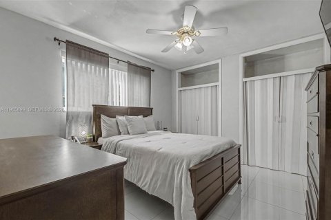 House in Miramar, Florida 3 bedrooms, 149.67 sq.m. № 2027776 - photo 15