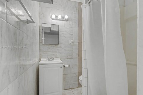 House in Miramar, Florida 3 bedrooms, 149.67 sq.m. № 2027776 - photo 28