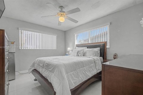 House in Miramar, Florida 3 bedrooms, 149.67 sq.m. № 2027776 - photo 12