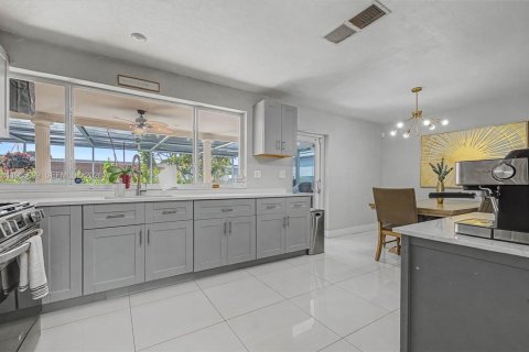 House in Miramar, Florida 3 bedrooms, 149.67 sq.m. № 2027776 - photo 18