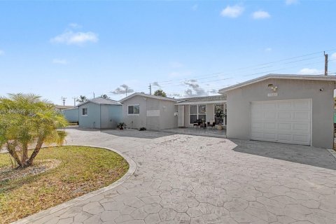 House in Miramar, Florida 3 bedrooms, 149.67 sq.m. № 2027776 - photo 2