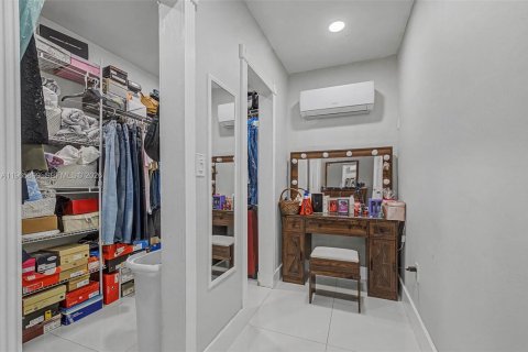 House in Miramar, Florida 3 bedrooms, 149.67 sq.m. № 2027776 - photo 11