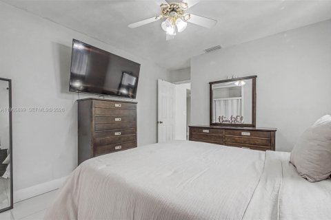 House in Miramar, Florida 3 bedrooms, 149.67 sq.m. № 2027776 - photo 13