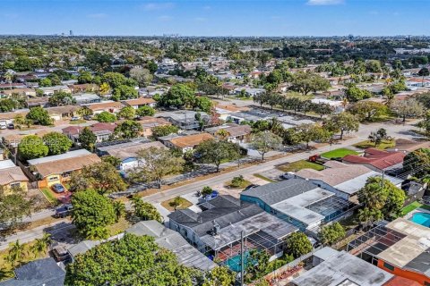 House in Miramar, Florida 3 bedrooms, 149.67 sq.m. № 2027776 - photo 29