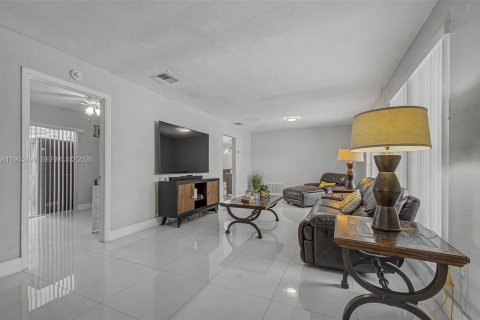 House in Miramar, Florida 3 bedrooms, 149.67 sq.m. № 2027776 - photo 6