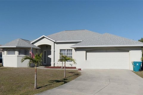 House in Port Charlotte, Florida 3 bedrooms, 221.85 sq.m. № 1562731 - photo 1