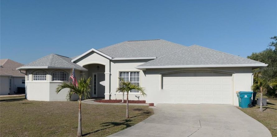 House in Port Charlotte, Florida 3 bedrooms, 221.85 sq.m. № 1562731