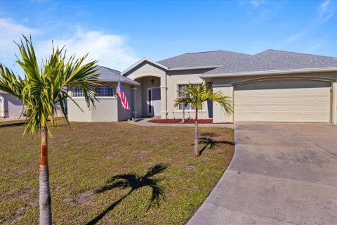 House in Port Charlotte, Florida 3 bedrooms, 221.85 sq.m. № 1562731 - photo 2