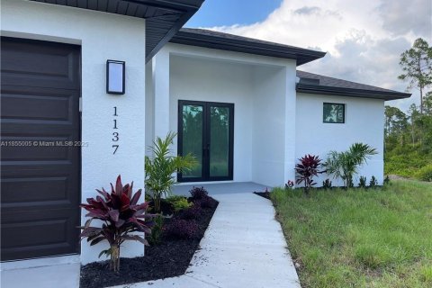 House in Lehigh Acres, Florida 3 bedrooms № 1874163 - photo 1