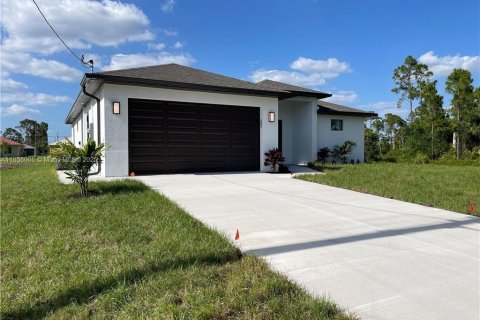 House in Lehigh Acres, Florida 3 bedrooms № 1874163 - photo 2