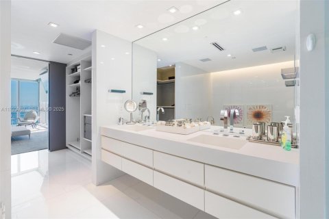 Condominio en venta en Sunny Isles Beach, Florida, 4 dormitorios, 230.86 m2 № 1982355 - foto 10