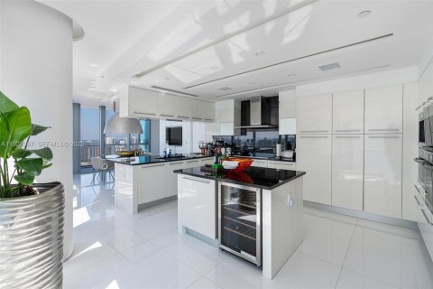 Condominio en venta en Sunny Isles Beach, Florida, 4 dormitorios, 230.86 m2 № 1982355 - foto 15