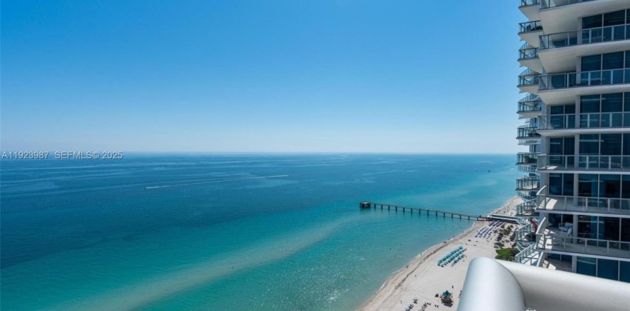 Condominio en Sunny Isles Beach, Florida, 4 dormitorios  № 1982355