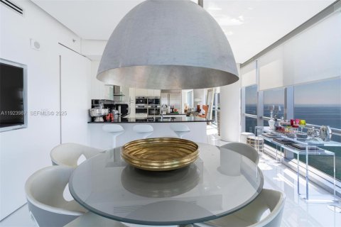 Condominio en venta en Sunny Isles Beach, Florida, 4 dormitorios, 230.86 m2 № 1982355 - foto 19