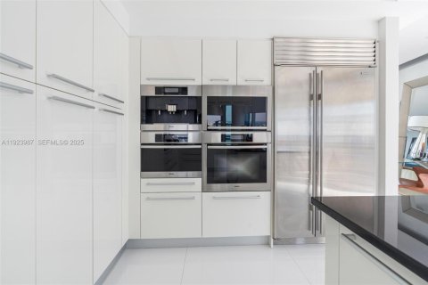 Condominio en venta en Sunny Isles Beach, Florida, 4 dormitorios, 230.86 m2 № 1982355 - foto 17