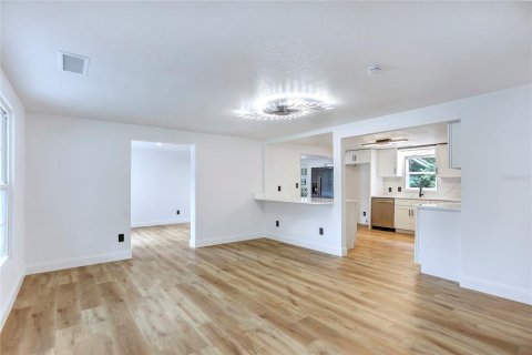 Casa en venta en Orlando, Florida, 4 dormitorios, 184.88 m2 № 2151220 - foto 3
