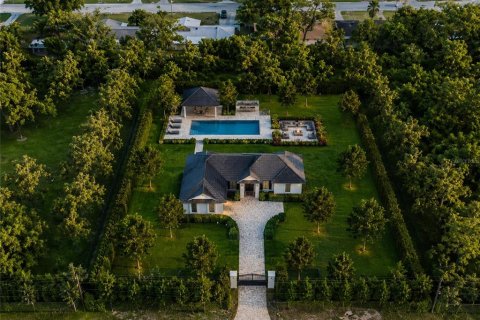 House in Seminole, Florida 6 bedrooms, 400.41 sq.m. № 2197821 - photo 4