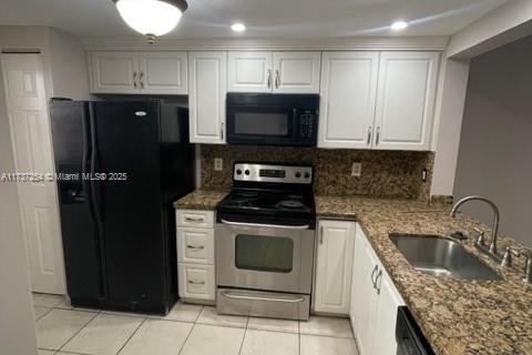 Condo in Miami, Florida, 2 bedrooms  № 1933595 - photo 1