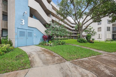 Condo in Pembroke Pines, Florida, 1 bedroom  № 1941525 - photo 28