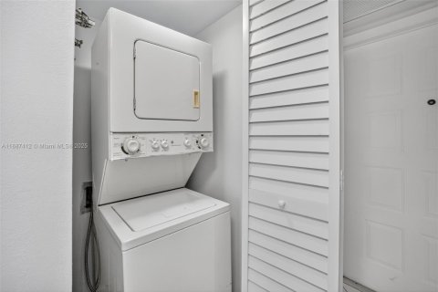 Condo in Pembroke Pines, Florida, 1 bedroom  № 1941525 - photo 23