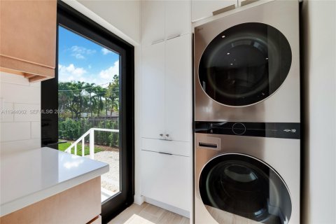 House in West Miami, Florida 3 bedrooms, 115.48 sq.m. № 2000868 - photo 11