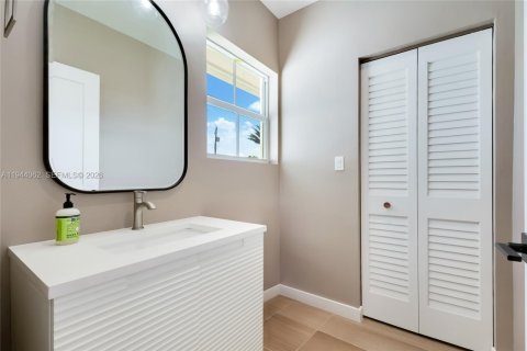 House in West Miami, Florida 3 bedrooms, 115.48 sq.m. № 2000868 - photo 6