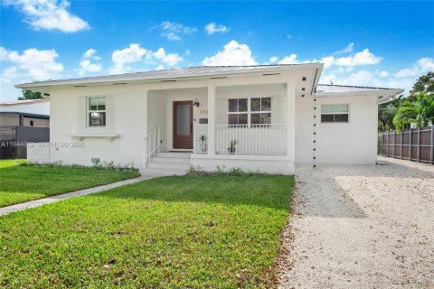 House in West Miami, Florida 3 bedrooms, 115.48 sq.m. № 2000868 - photo 2