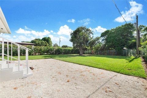 House in West Miami, Florida 3 bedrooms, 115.48 sq.m. № 2000868 - photo 14