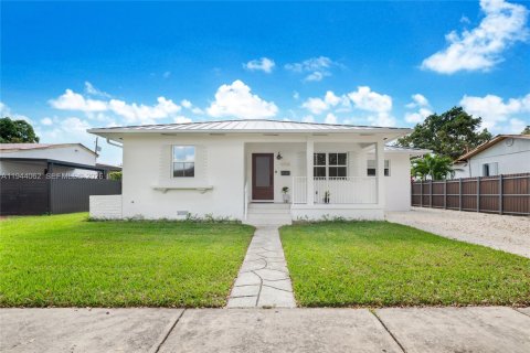 House in West Miami, Florida 3 bedrooms, 115.48 sq.m. № 2000868