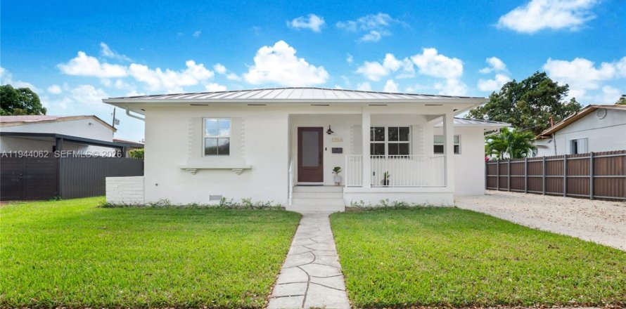 House in West Miami, Florida 3 bedrooms, 115.48 sq.m. № 2000868