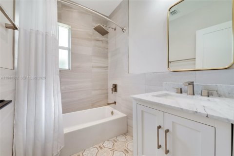 House in West Miami, Florida 3 bedrooms, 115.48 sq.m. № 2000868 - photo 4
