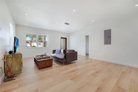 House in West Miami, Florida 3 bedrooms, 115.48 sq.m. № 2000868 - photo 7