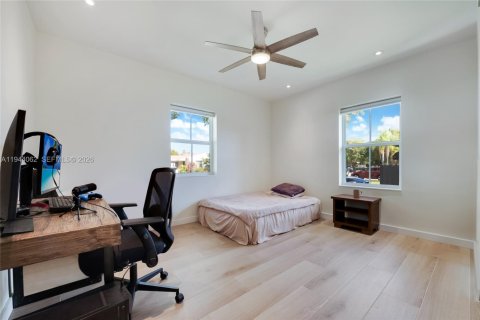 House in West Miami, Florida 3 bedrooms, 115.48 sq.m. № 2000868 - photo 5