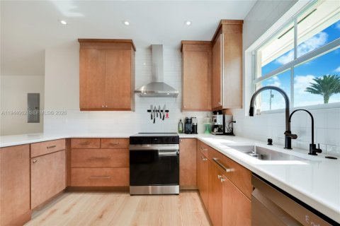 House in West Miami, Florida 3 bedrooms, 115.48 sq.m. № 2000868 - photo 10