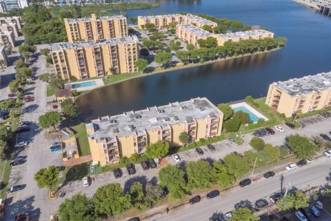 Купить кондоминиум в Майами, Флорида 2 спальни, 73.67м2, № 2272458 - фото 7