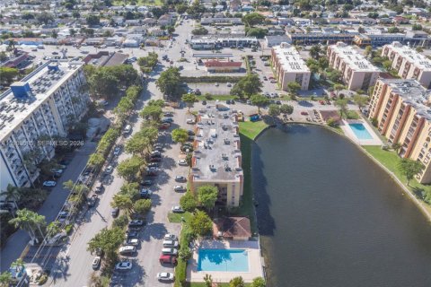 Купить кондоминиум в Майами, Флорида 2 спальни, 73.67м2, № 2272458 - фото 11