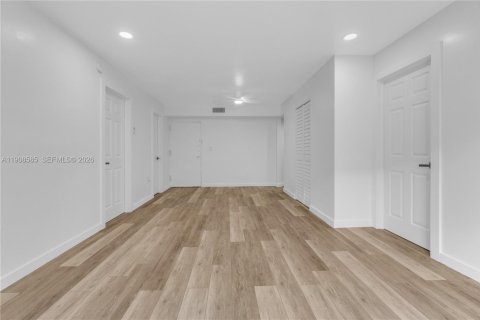 Купить кондоминиум в Майами, Флорида 2 спальни, 73.67м2, № 2272458 - фото 2