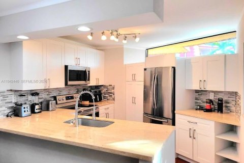 Townhouse in Boca Raton, Florida 2 bedrooms, 120.96 sq.m. № 2000673