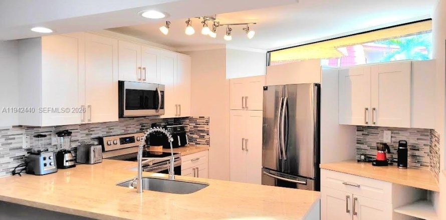 Townhouse in Boca Raton, Florida 2 bedrooms, 120.96 sq.m. № 2000673