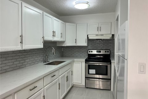 Condominio en venta en Hialeah Gardens, Florida, 2 dormitorios, 89.19 m2 № 1924586 - foto 3