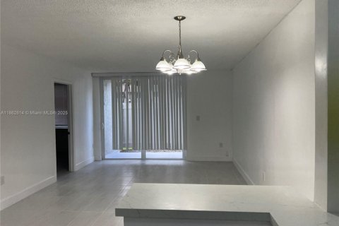 Condominio en venta en Hialeah Gardens, Florida, 2 dormitorios, 89.19 m2 № 1924586 - foto 12