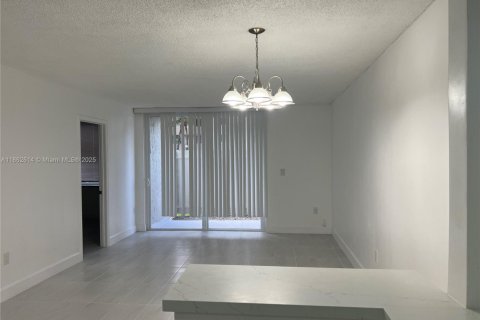 Condominio en venta en Hialeah Gardens, Florida, 2 dormitorios, 89.19 m2 № 1924586 - foto 11