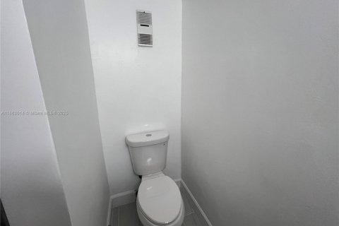 Condominio en venta en Hialeah Gardens, Florida, 2 dormitorios, 89.19 m2 № 1924586 - foto 19