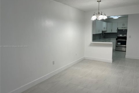 Condominio en venta en Hialeah Gardens, Florida, 2 dormitorios, 89.19 m2 № 1924586 - foto 10