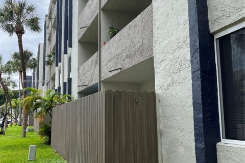 Condominio en venta en Hialeah Gardens, Florida, 2 dormitorios, 89.19 m2 № 1924586 - foto 2