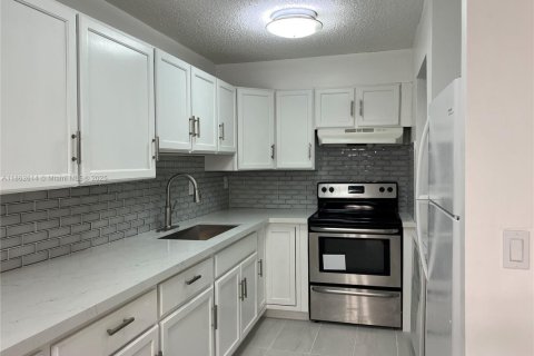 Condominio en venta en Hialeah Gardens, Florida, 2 dormitorios, 89.19 m2 № 1924586 - foto 4