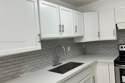 Condominio en venta en Hialeah Gardens, Florida, 2 dormitorios, 89.19 m2 № 1924586 - foto 7